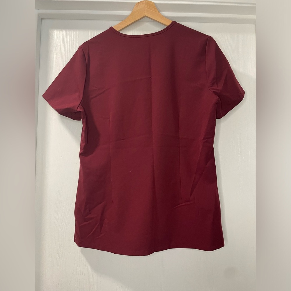 Fogs Casma 3-pocket scrub top in Burgundy. Size S - Picture 2 of 5